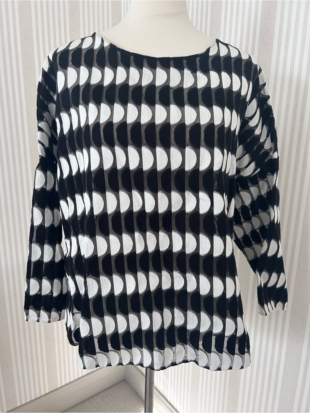 AKRIS PUNTO Black & White Scallop Dot Geometric Print Shirt Size Large
